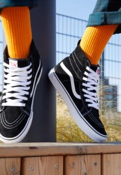 Vans Sk8 Mte Unisex - Sneakers Hoog - Black/True White -Vans 2f43d3a141c2450bb151769eb09da377