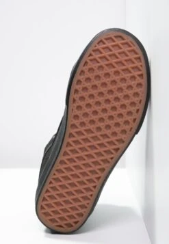 Vans Sk8-Hi Unisex - Sneakers Hoog - Black -Vans 561f1e2a9b78489a82f1599594fcaca8