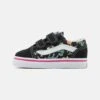 Vans Old Skool Unisex - Sneakers Laag - Black -Vans 7c2d8ab833a942479d5d6ee5734985bf