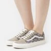 Vans Old Skool Unisex - Sneakers Laag - Geo Trek Olive 1 Vans Old Skool Unisex - Sneakers Laag - Geo Trek Olive -Vans ba43557d266648aebb785bb4f0306fe0