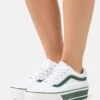 Vans Ua Old Skool Stackform - Sneakers Laag - Green/True White -Vans d8b9b0b7b8da4aa895126345cf564270