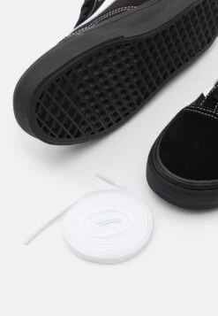 Vans Old Skool Unisex - Sneakers Laag - Black/True White 13 Vans Old Skool Unisex - Sneakers Laag - Black/True White -Vans e0e91fbf4cbc47139b5e6e93384911b1