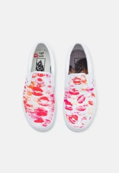Vans Classic Slip-On Unisex - Instappers - Red/White -Vans fd3b5c5e5ea04e36bc93ad278628f6f6